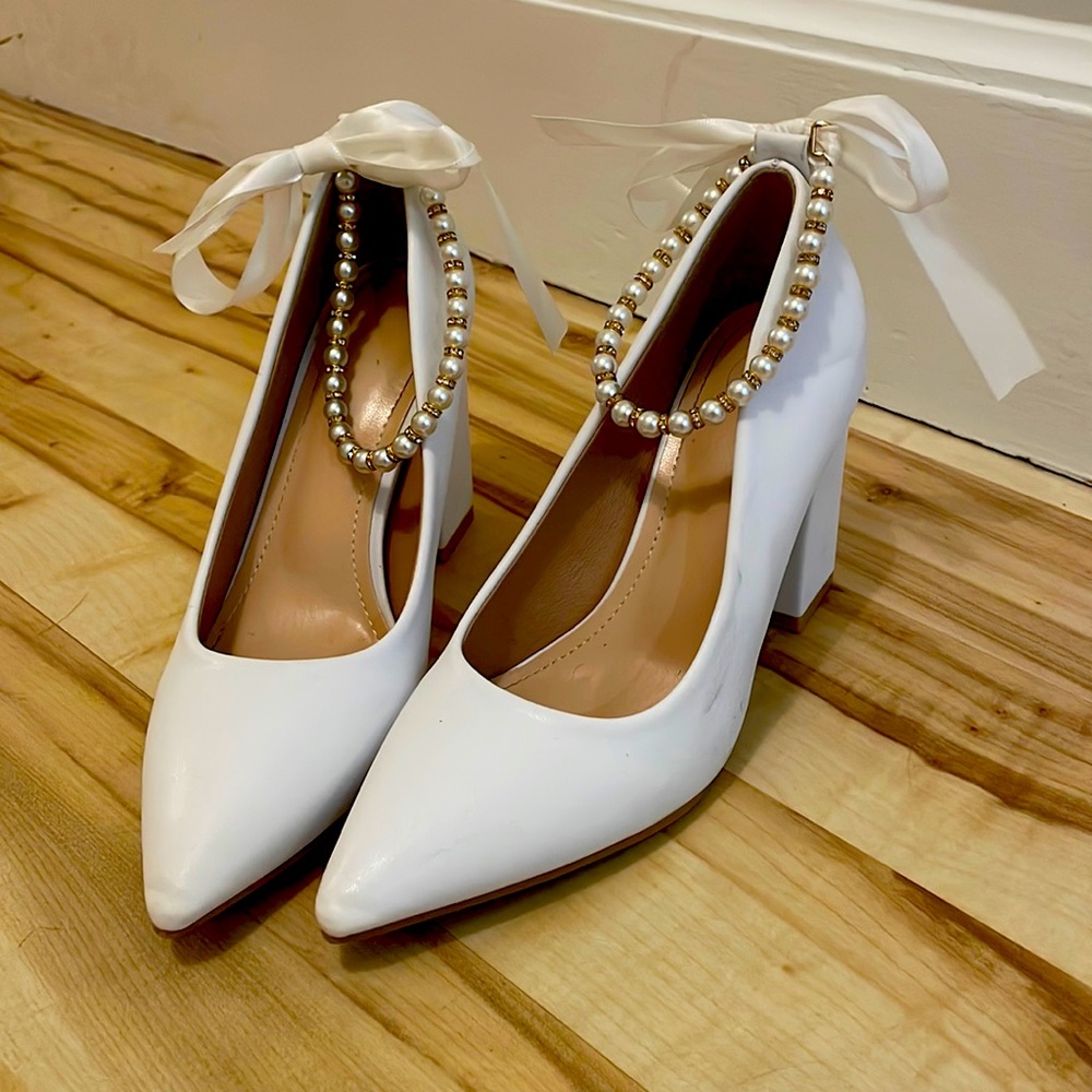 Womens White Pearl ankle strap block heels size 36 EUC
